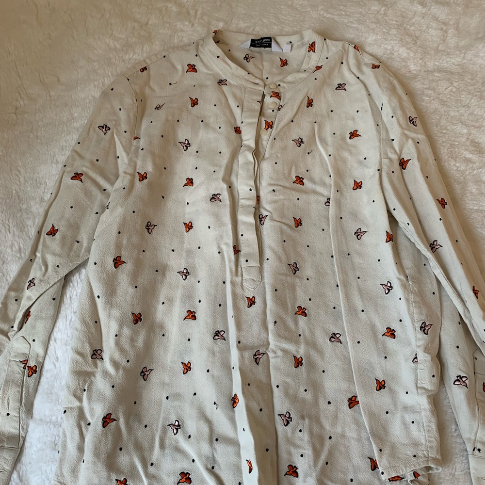 Beautiful bottom down shirt with delicate embroidery